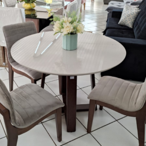 Mesa de jantar redonda com cadeiras